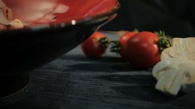 Sezar salatası tavuk fileto. Dolly vurdu. Siyah bir ahşap arka plan üzerinde