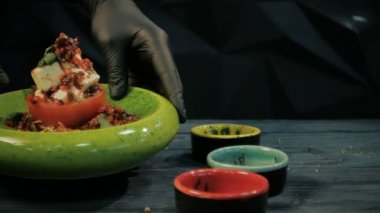 Domates kurutulmuş domates ve peynir ile. Soğuk aperatifler. Bir siyah ahşap arka plan üzerinde dolly vurdu