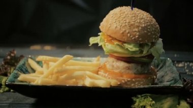 Kızarmış patates hamburger üzerinde düşme lokanta