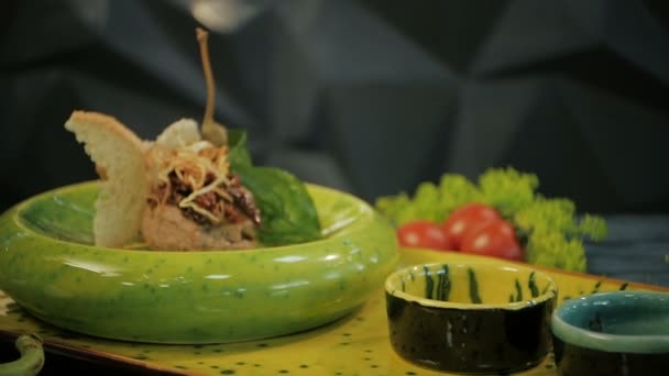 Pasta de hígado de pollo en pan tostado. Snacks fríos. Sobre un fondo de madera negro. dolly disparo — Vídeos de Stock