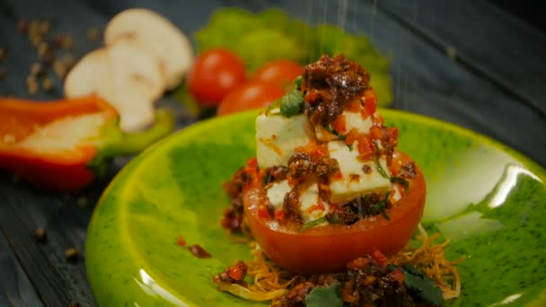 Salinear Tomates con tomates secos y queso feta., cerrar — Vídeo de stock