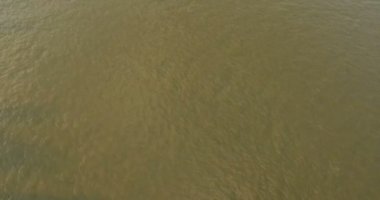 Havadan görünümü dalgalar Tuna Nehri Budapeşte şehir merkezinde. 4k, arka planlar