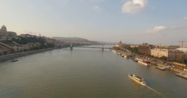 Aerial footage from a drone shows Chain Bridge in Budapest, Hungary the river Danube — Stock Video