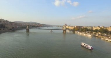 Bir dron havadan görüntüleri Chain Bridge Budapeşte, Macaristan'da Tuna Nehri gösterir.