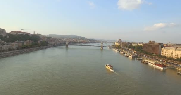 Luchtfoto beelden van een drone toont Kettingbrug in Boedapest, de rivier de Donau — Stockvideo
