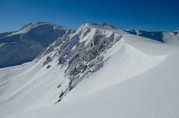 Vue panoramique sur les montagnes enneigées — Photo