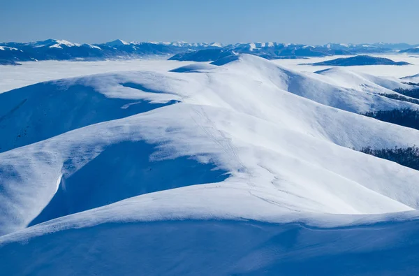 Зимний вид снежного горного хребта — стоковое фото
