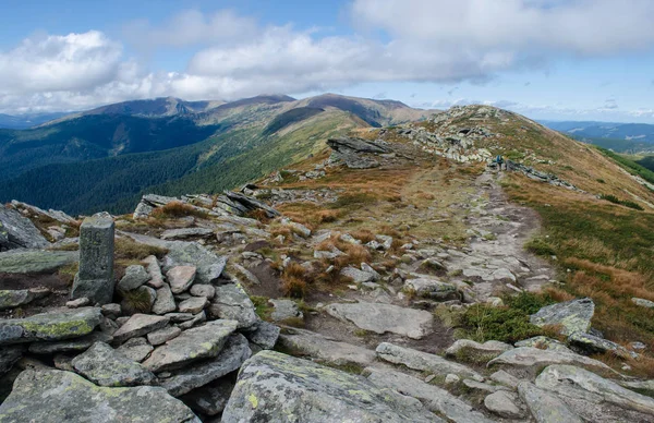 Taşlı yolda uzun yürüyüşe çıkan kimse