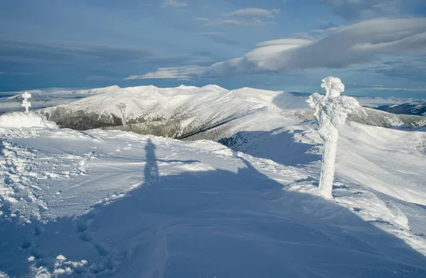 Зимний горный пейзаж с тенью фотографа — стоковое фото