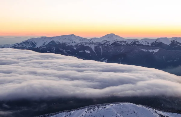 Vista do pôr do sol de montanhas nevadas — Fotografia de Stock