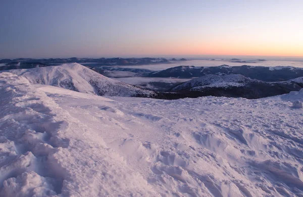 Вид на заснеженные горы до восхода солнца — стоковое фото