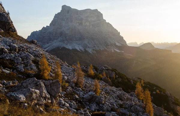 Uitzicht Vrijstaande Rotsachtige Berg Bij Zonsopgang — Stockfoto