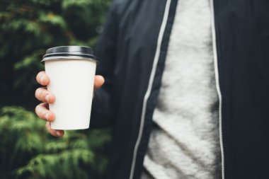 Kahve tutan adam parkta mock-up kahve Kupası yürürken gitmek