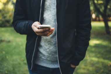 Hareket eden smartphone kullanan bir adam yakın çekim