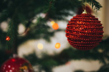 Kırmızı oyuncak Noel ağacı üzerinde