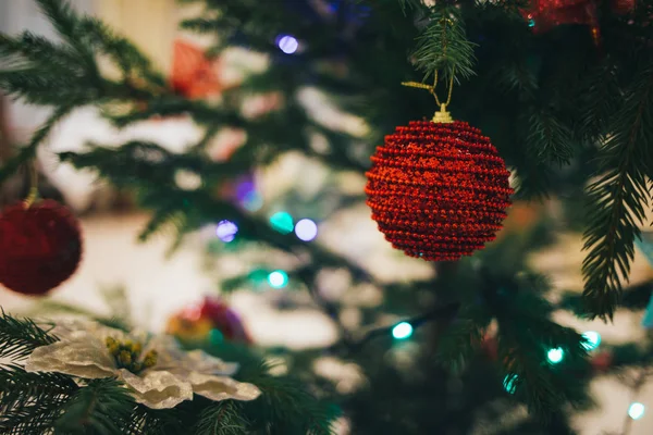 Kırmızı oyuncak Noel ağacı üzerinde