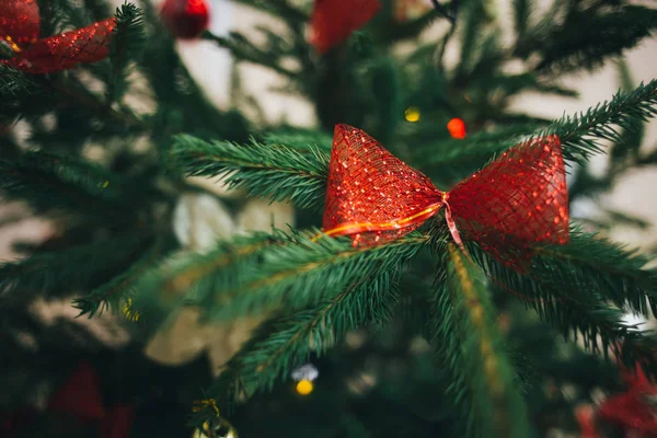 クリスマス ツリーに赤の弓 — ストック写真