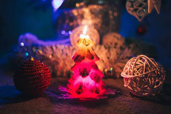 Свечи и игрушки возле елки — стоковое фото