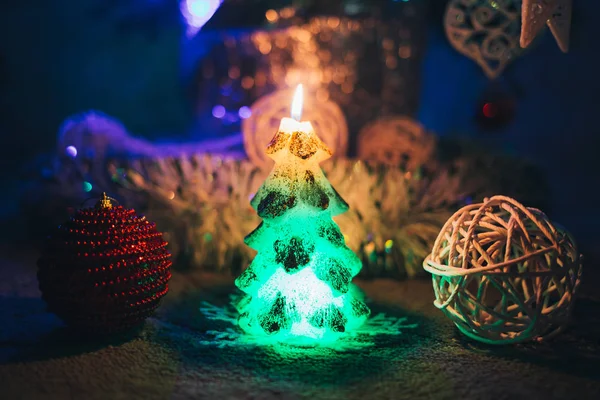 Свечи и игрушки возле елки — стоковое фото