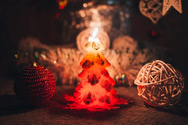 キャンドルとクリスマス ツリーの近くのおもちゃ — ストック写真