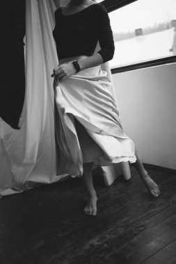 Ahşap zemin üzerinde beyaz elbisenin içinde dans güzel kadın