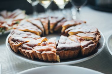 Tatil masaya güzel tatlı pasta