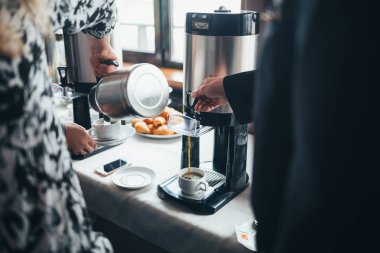 İnsanlar lezzetli kahve festivalde içerler.
