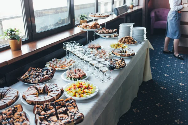 Güzel Ziyafet tablo ile soğuk aperatifler servis