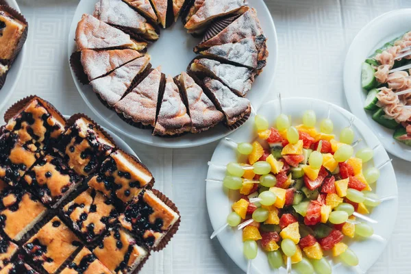 Beautiful banquet table with pastries and fruit — Stock Photo, Image