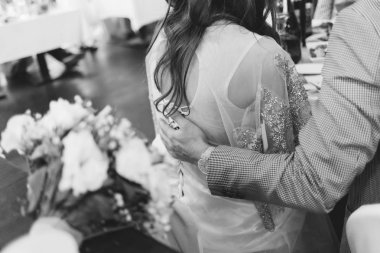 Kocası, yavaşça bir kadın hugs