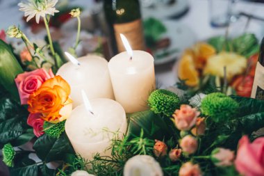 Mumlar ve masaya çiçek