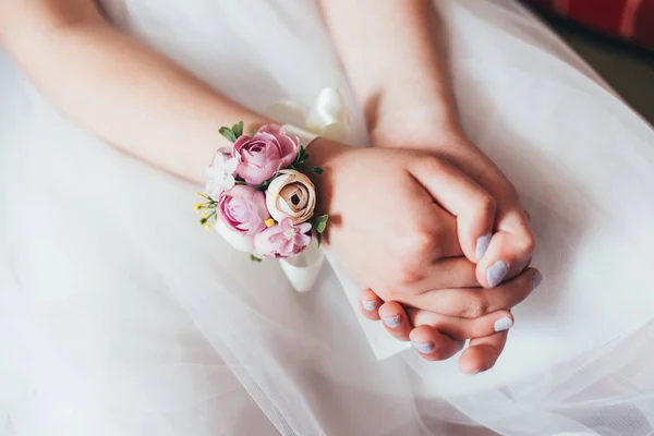 Un pequeño ramo de flores en las manos de una chica gentil —  Fotos de Stock