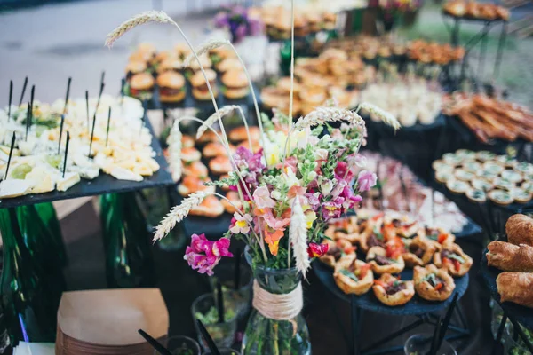 Aperatifler ve buket tablo içeren bir güzel Ziyafet tablo