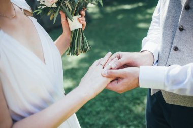 Damat gelini parmağında alyans takıyor