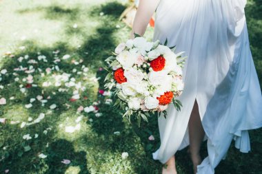 Gelinin ellerinde güzel düğün buketi