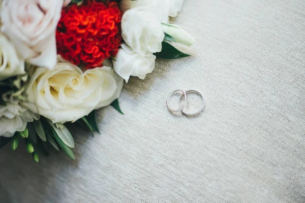 Mooie bruiloft boeket met ringen — Stockfoto