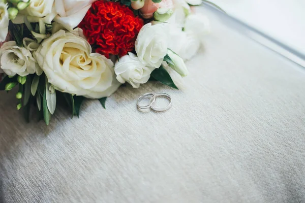 Schöner Hochzeitsstrauß mit Ringen — Stockfoto