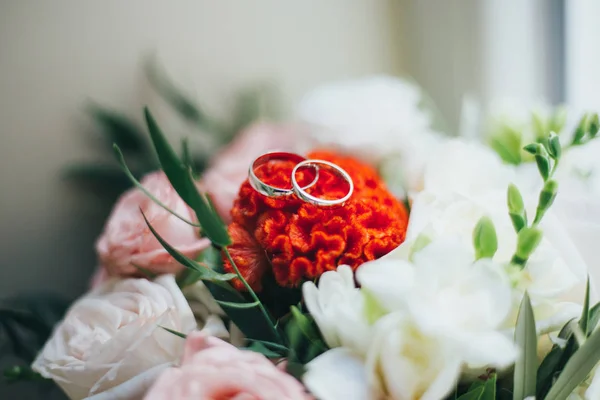 Hermoso ramo de bodas con anillos — Foto de Stock