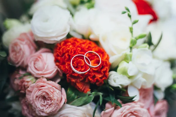Hermoso ramo de bodas con anillos —  Fotos de Stock