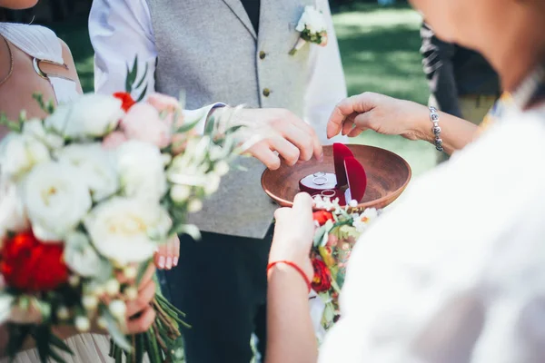 Novio con anillo de boda en el dedo de la novia — Foto de Stock