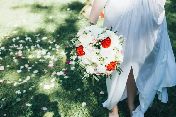 Beau bouquet de mariage dans les mains de la mariée — Photo