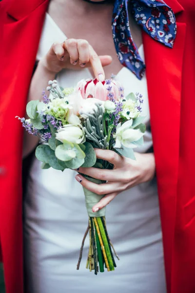Gyönyörű csokor a menyasszony kezében. — Stock Fotó