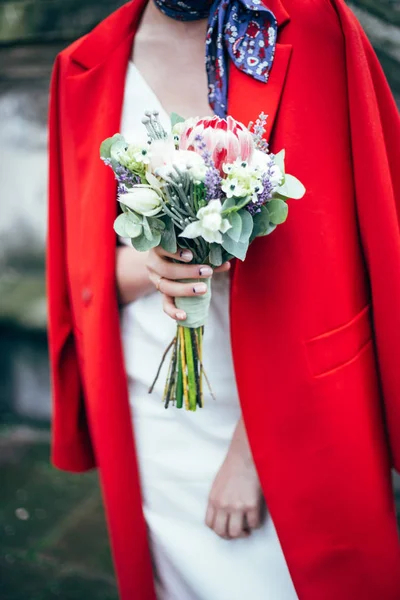 新娘手里拿着美丽的花束 — 图库照片