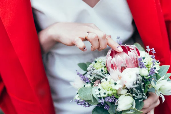 花嫁の手に美しい花束 — ストック写真