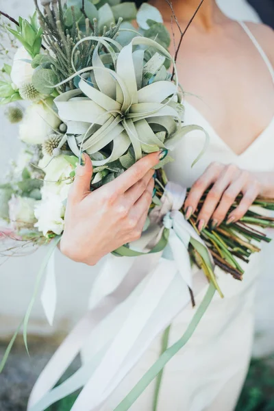 Bukett med färska blommor i handen — Stockfoto