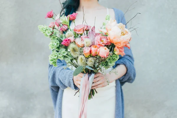 Mulher detém um buquê de flores primavera — Fotografia de Stock