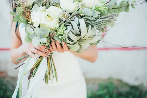 Renkli çiçek bir demet uzanmış elinde tutan bir kadın