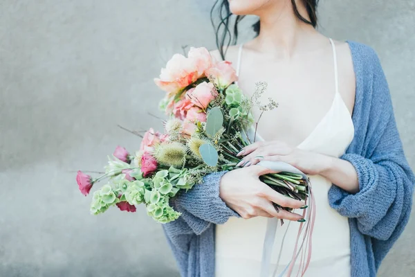 一个女人在她手中抱着装饰花束 — 图库照片