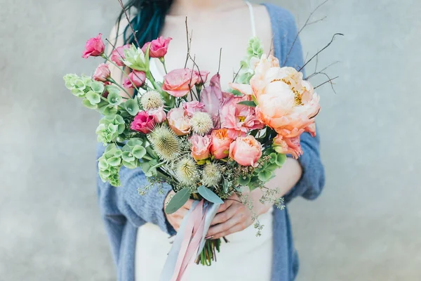 Hermosas flores en manos femeninas — Foto de Stock