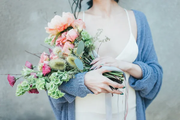 Mulher detém um buquê de flores primavera — Fotografia de Stock